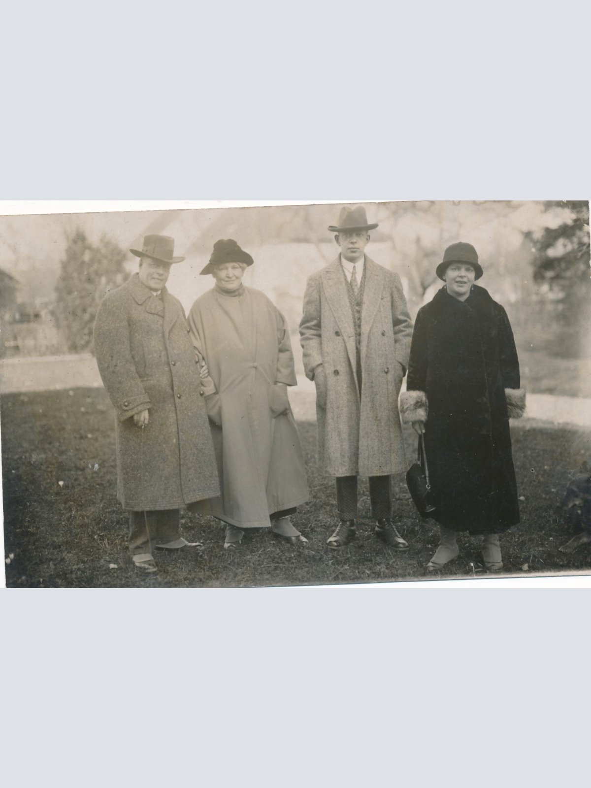 AK Annodazumals zwei Männer und Frauen Ansichtskarte (16143)