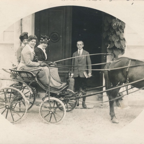 AK Annodazumals Familie mit Kutsche / Pferd Ansichtskarte (16151)