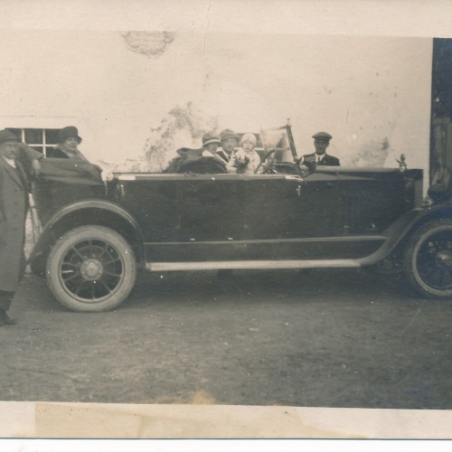 AK Annodazumals Familie mit Oldtimer alten Auto Ansichtskarte (16149)