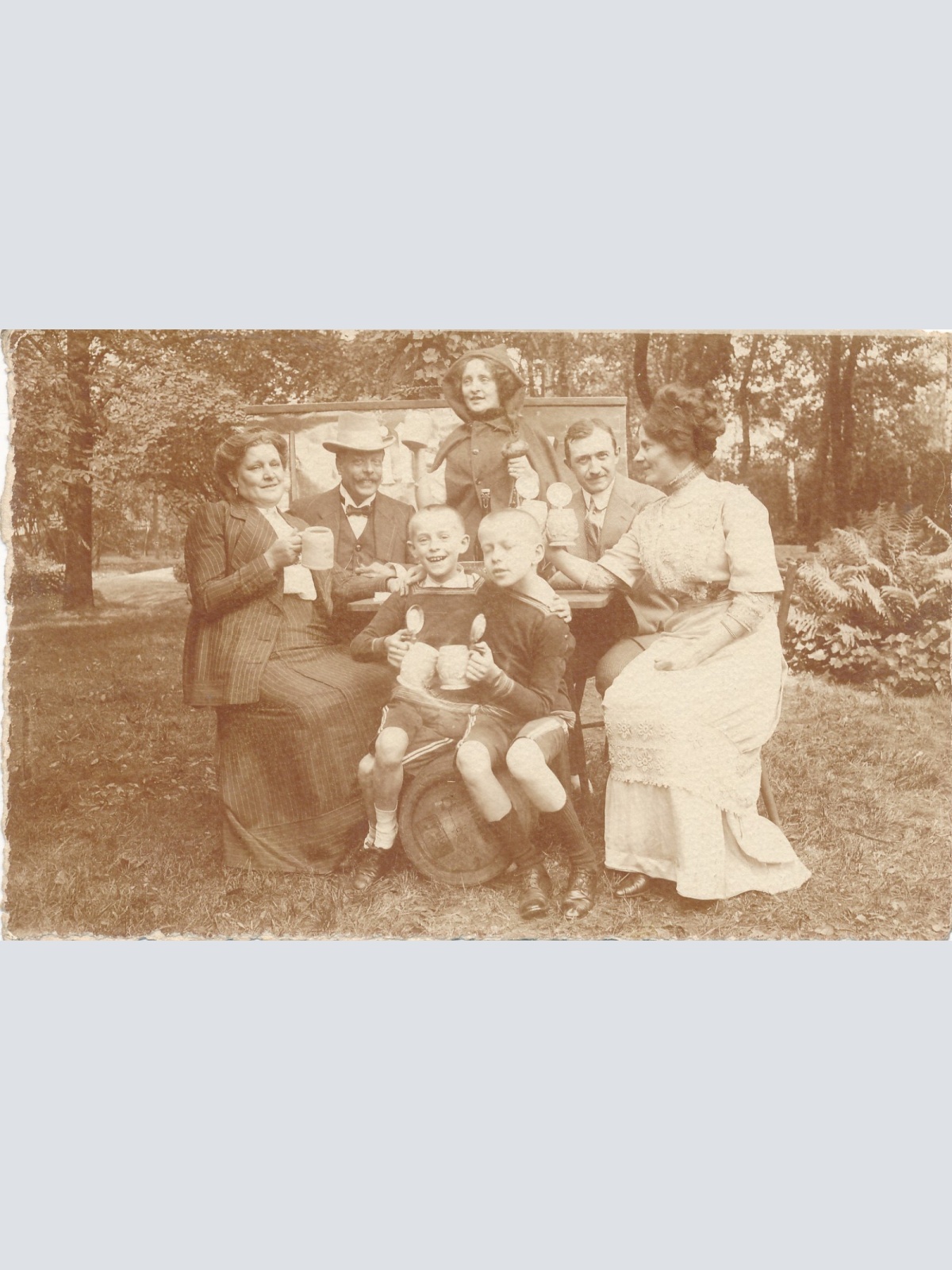 AK Annodazumals Familie mit Bierfass Ansichtskarte (16145)