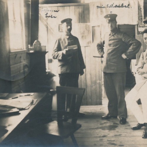 AK von drei Soldaten im Büro mit Feldpoststempel Ansichtskarte (15739)