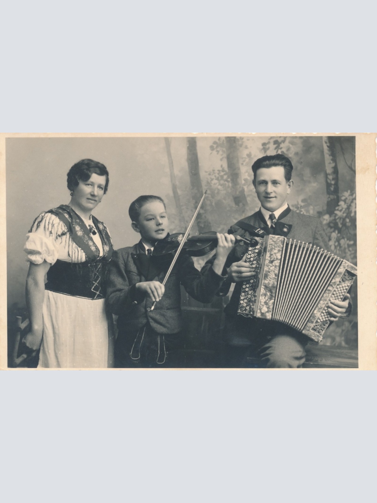 AK Annodazumals mit Mann Frau und Kind Ansichtskarte (15776)