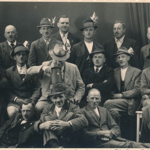 AK Annodazumals Männer Gruppenfoto Ansichtskarte (15763)