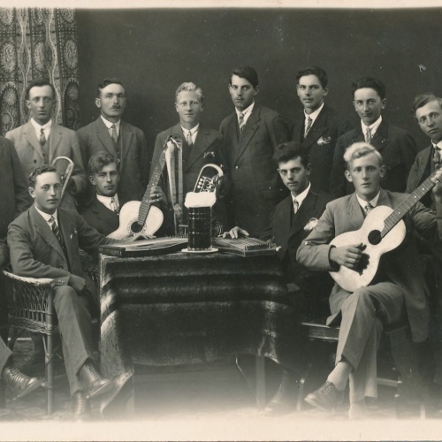 AK Annodazumals Männer Gruppenfoto mit Gitarren Ansichtskarte (15764)