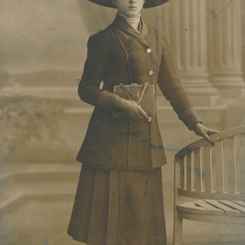 AK von einer Frau im Gutgekleideten Stil Annodazumals Ansichtskarte (15439)