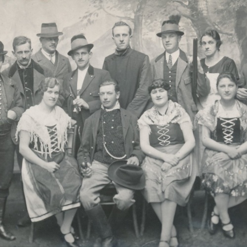 AK von einem Gruppenfoto Gewehr + Gitarre Annodazumals Ansichtskarte (15440)