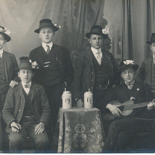 AK Annodazumals sechs Männer und eine Gitarre Ansichtskarte (15425)