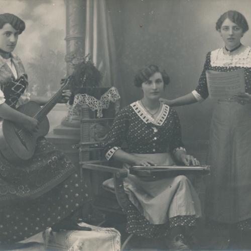 AK von drei Frauen mit Gitarre Annodazumals Ansichtskarte (15435)