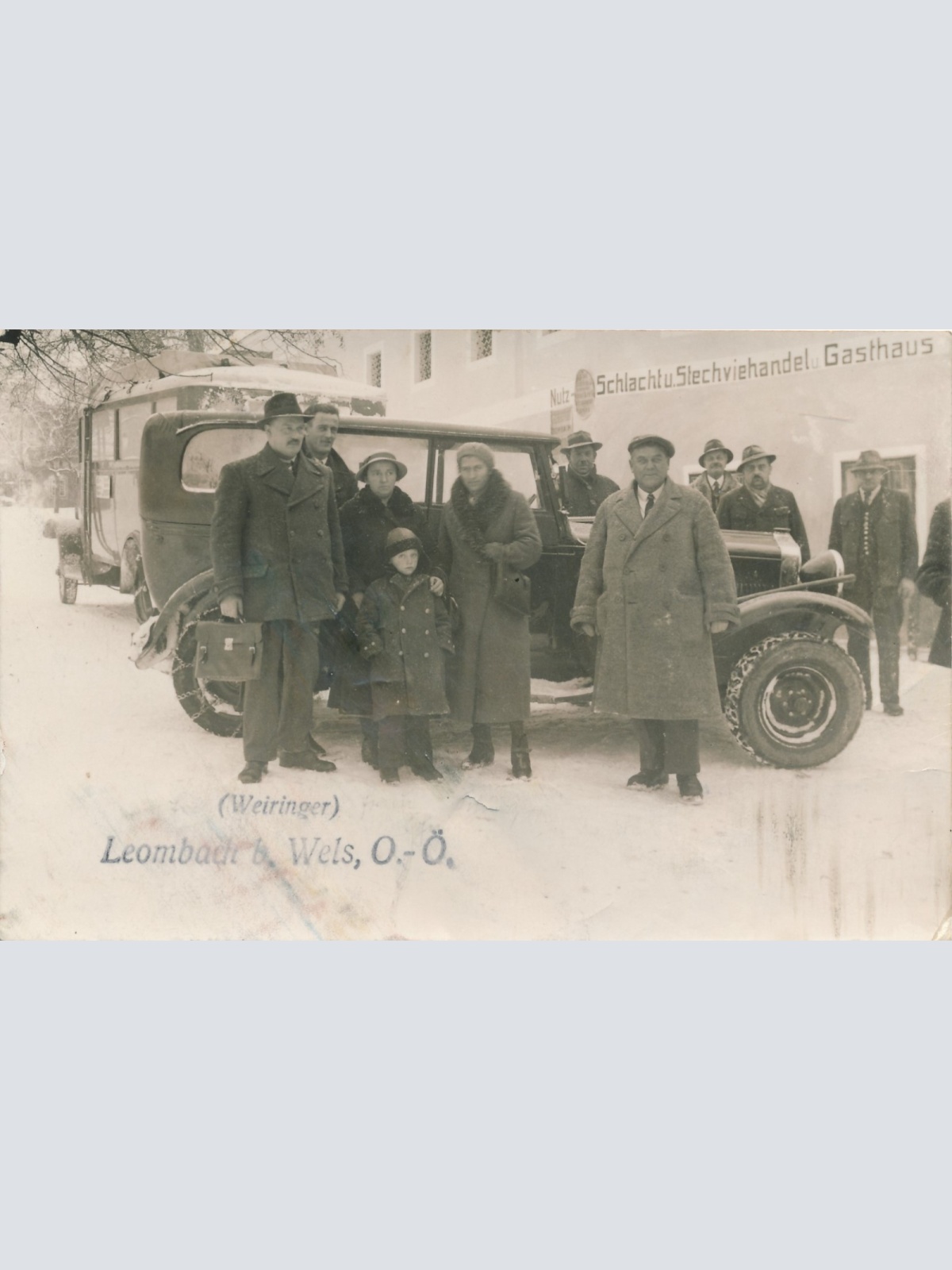 AK aus Leombach bei Wels Oldtimer Meschen Winter - Karte Ansichtskarte (15195)