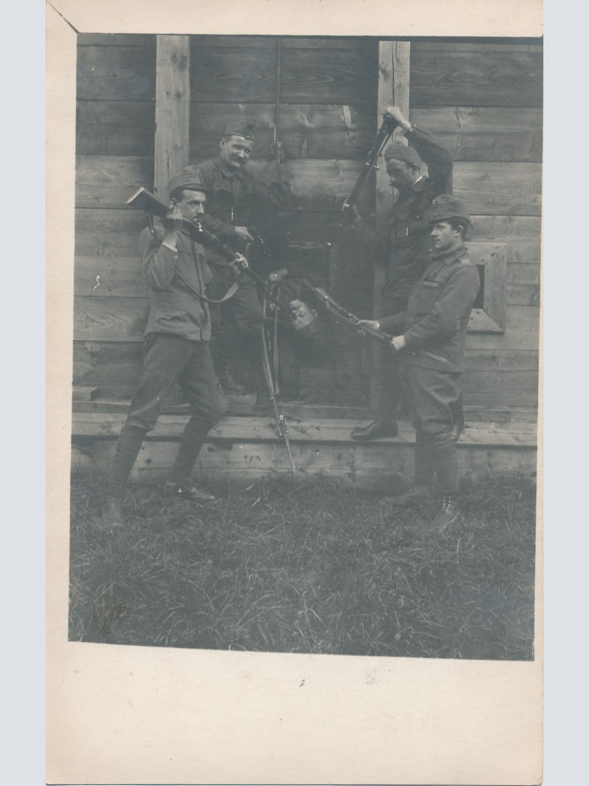 AK Soldaten mit Waffen Militaria Ansichtskarte (16395)