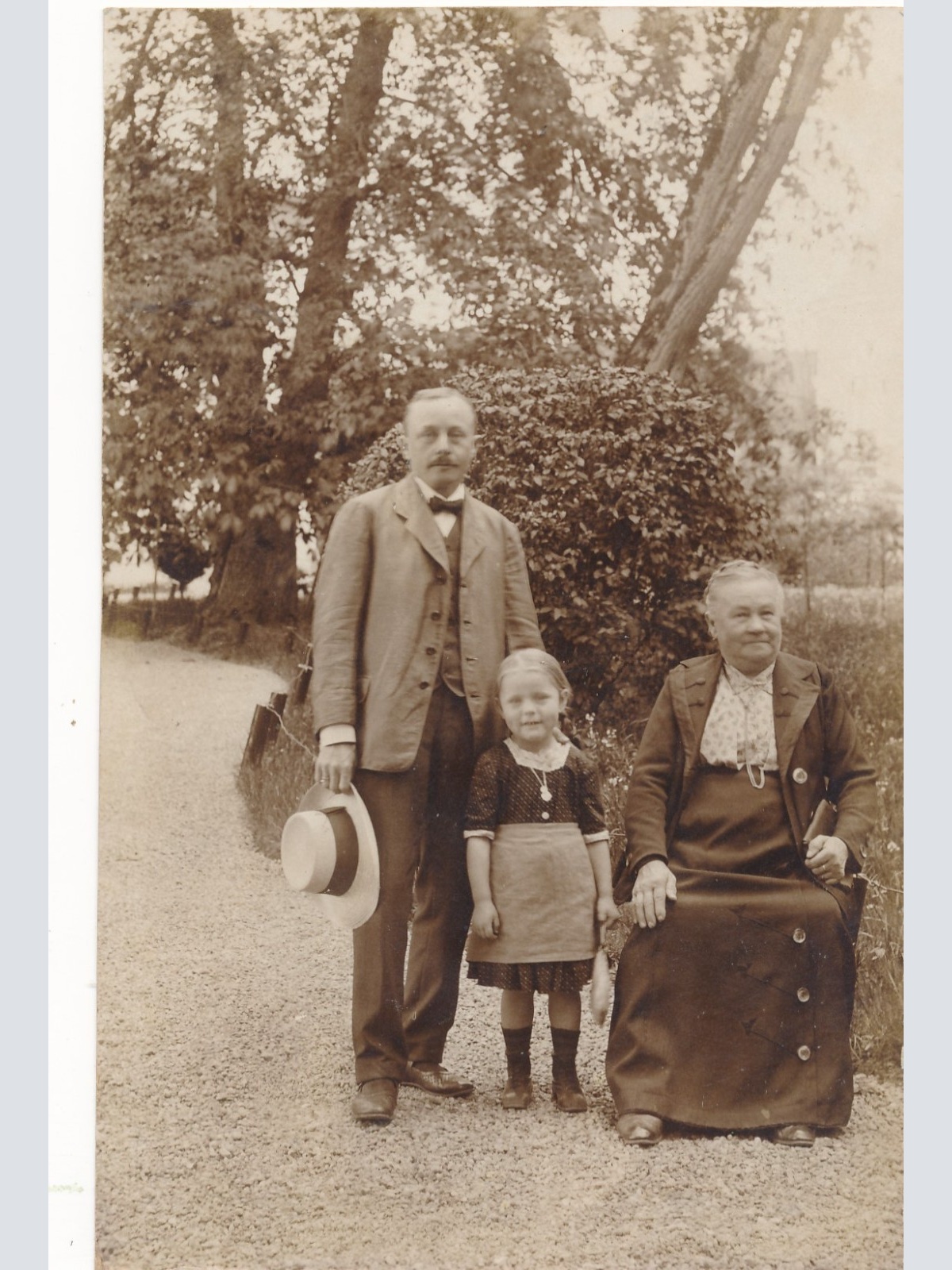 AK Annodazumals ein Mann eine Frau und ein Kind Ansichtskarte (16467)