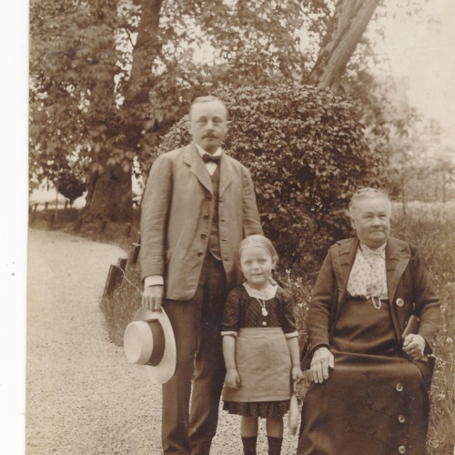 AK Annodazumals ein Mann eine Frau und ein Kind Ansichtskarte (16467)