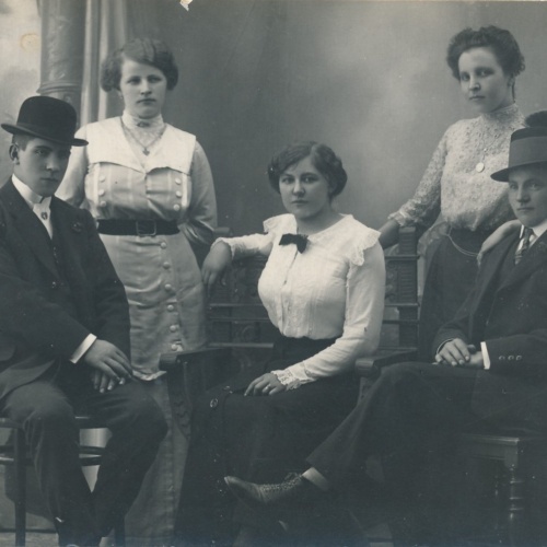 AK Annodazumals drei Frauen und zwei Männer Ansichtskarte (16468)