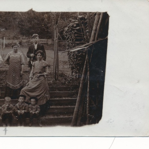 AK Annodazumals Familie Posiert auf einer Stiege Ansichtskarte (16650)