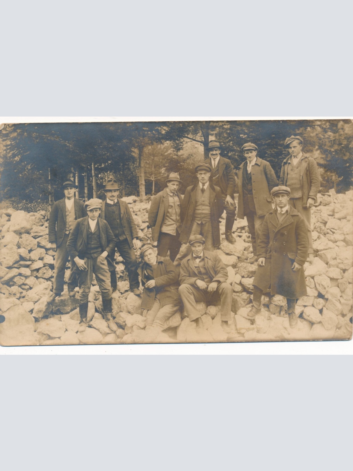 AK Annodazumals Männer auf Steinen Ansichtskarte (16647)