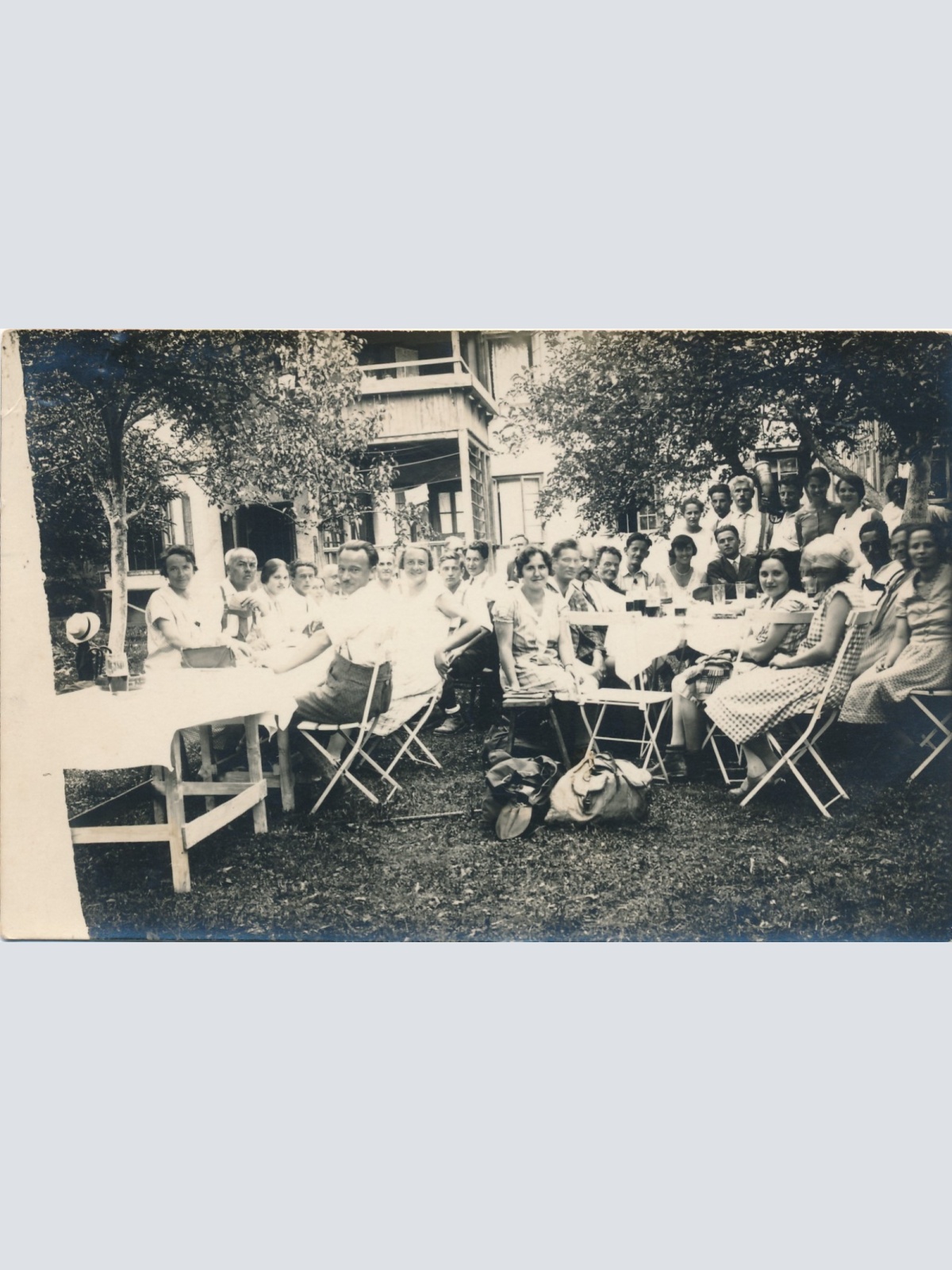 AK Annodazumals Menschen im Gastgarten Ansichtskarte (16646)