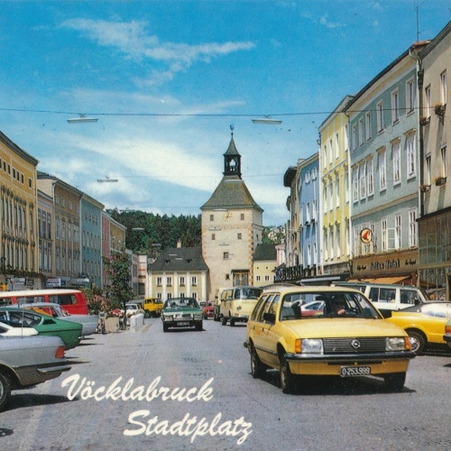 AK aus Vöcklabruck Stadtplatz mit Oldtimer Oberösterreich Ansichtskarte (16673)