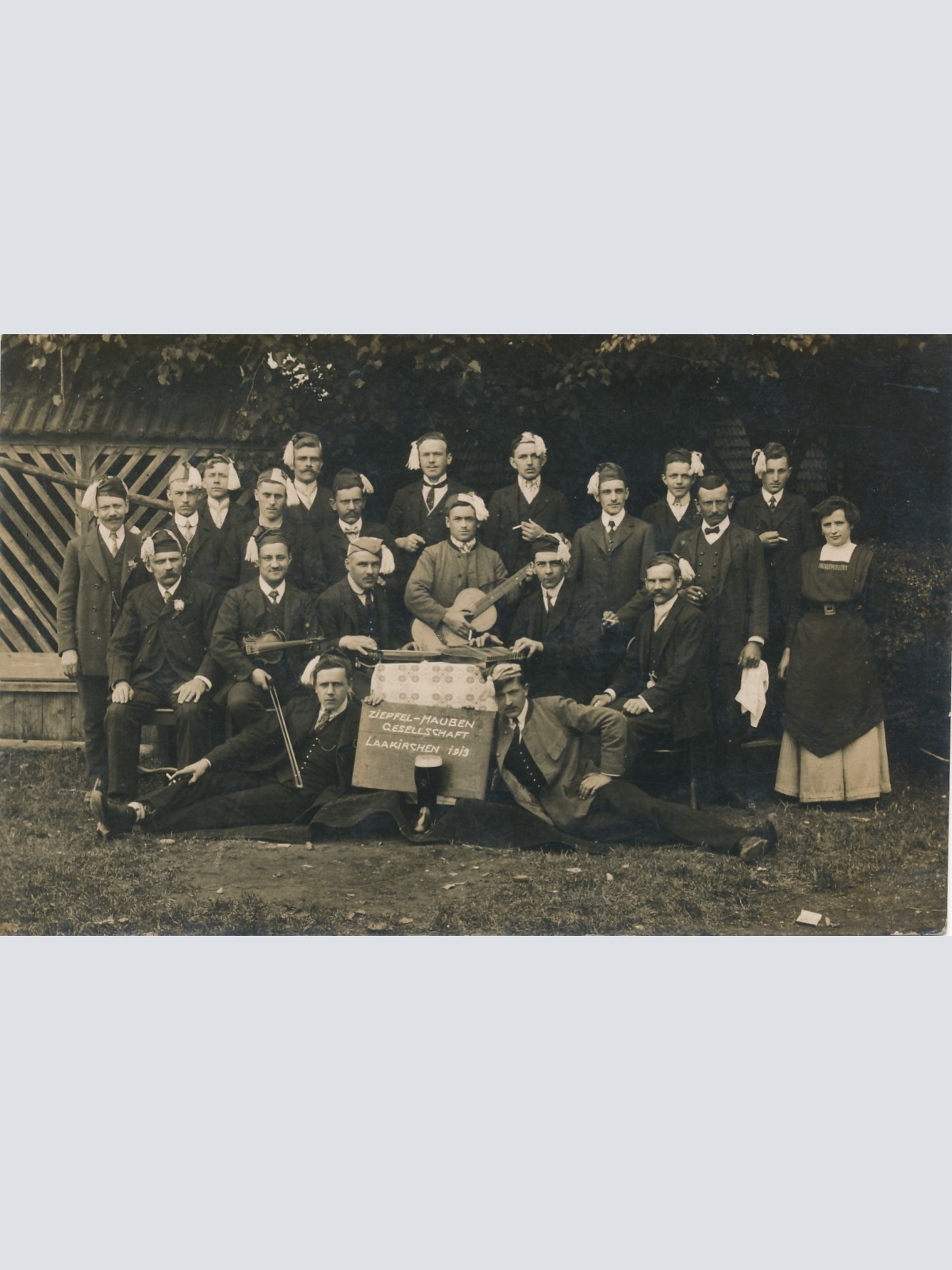 AK aus Laakirchen Zipfelhauben Geselschaft Oberösterreich Ansichtskarte (16563)