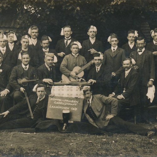 AK aus Laakirchen Zipfelhauben Geselschaft Oberösterreich Ansichtskarte (16563)