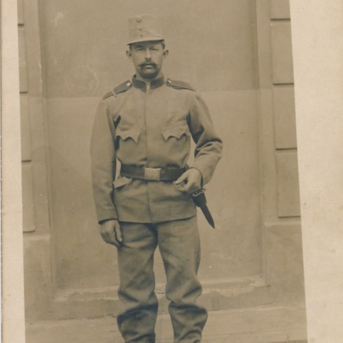 AK Militaria Soldat mit Ausrüstung Ansichtskarte (16751)