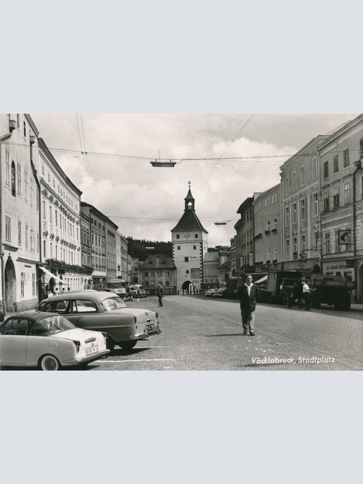 AK aus Vöcklabruck Stadtplatz mit Oldtimer Ansichtskarte (16759)