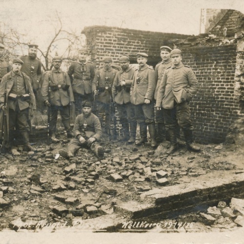 AK Militaria Soldaten in den Trümmern Weltkrieg 1914 / 15 Ansichtskarte (16875)