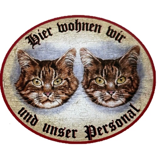 KuK Nostalgie Holzschild "Hier wohnen wir u.u.Personal“ Duo Katze Tabby Getigert