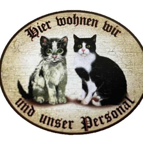 KuK Nostalgie Holzschild “Hier wohnen wir u.u. Personal“ Duo Katze Schwarzweiß