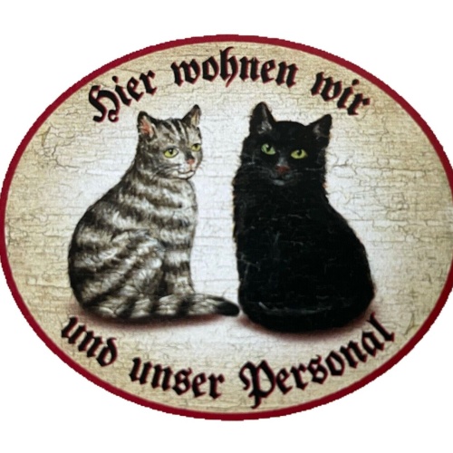 KuK Nostalgie Holzschild "Hier wohnen wir u.u. Personal“ Duo Katze Tabby Schwarz