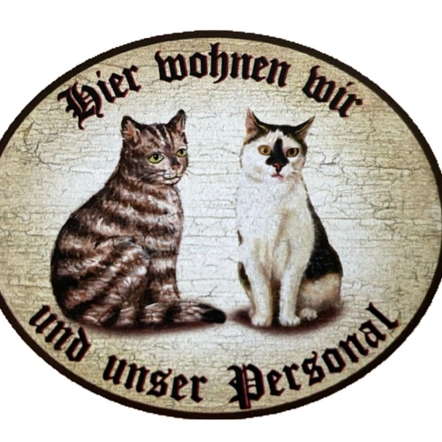 KuK Nostalgie Holzschild "Hier wohnen wir u.u. Personal“ Duo Katze Tabby