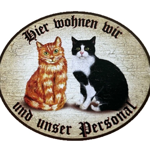 KuK Nostalgie Holzschild "Hier wohnen wir u.u. Personal“ Duo Katze Rot SW