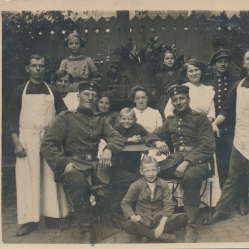 AK Militaria Soldaten mit deren Familie Ansichtskarte (18090)