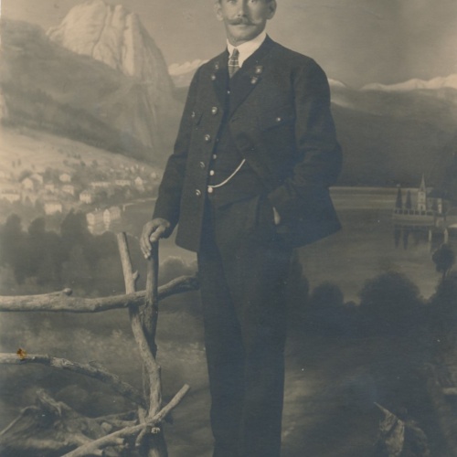 AK Annodazumals Mann mit Hut und Gamsbart Ansichtskarte (18202)