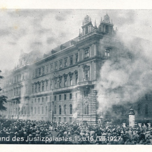 AK aus Wien Brand des Justizpalastes 1915 / 16 Ansichtskarte (18365)