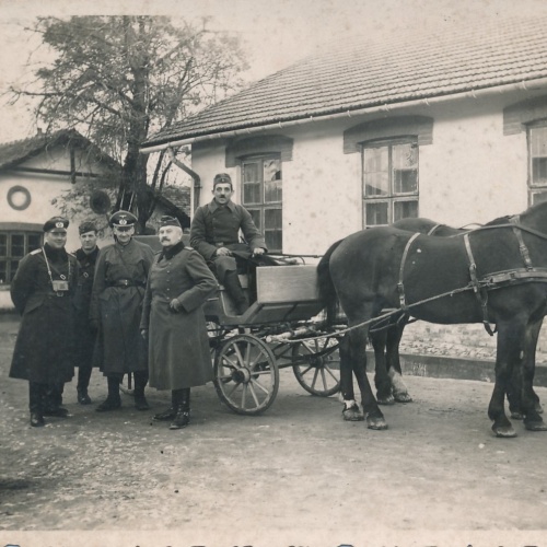 AK Annodazumals Fünf Soldaten bei der Kutsche Ansichtskarte (18450)