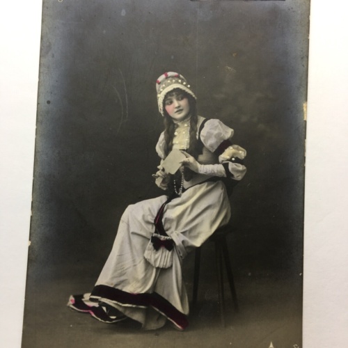 Gretchen - Auf Hocker sitzendes Mädchen / Künstlerkarte 30015 TH