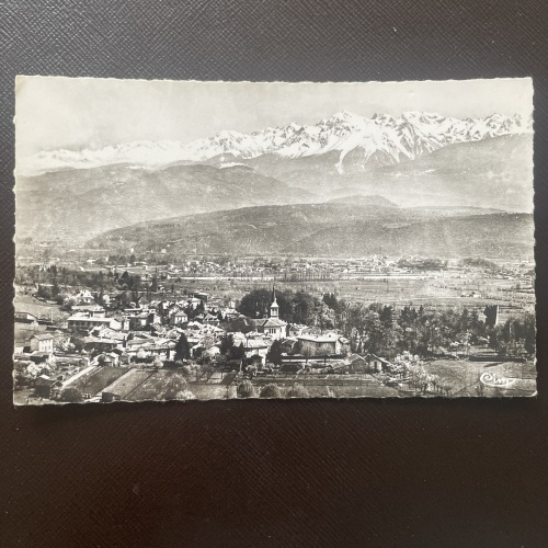 Claix (Isere) Vue generale. Au fond, Pont-de-Claix et les Alpes. 400785 DN A