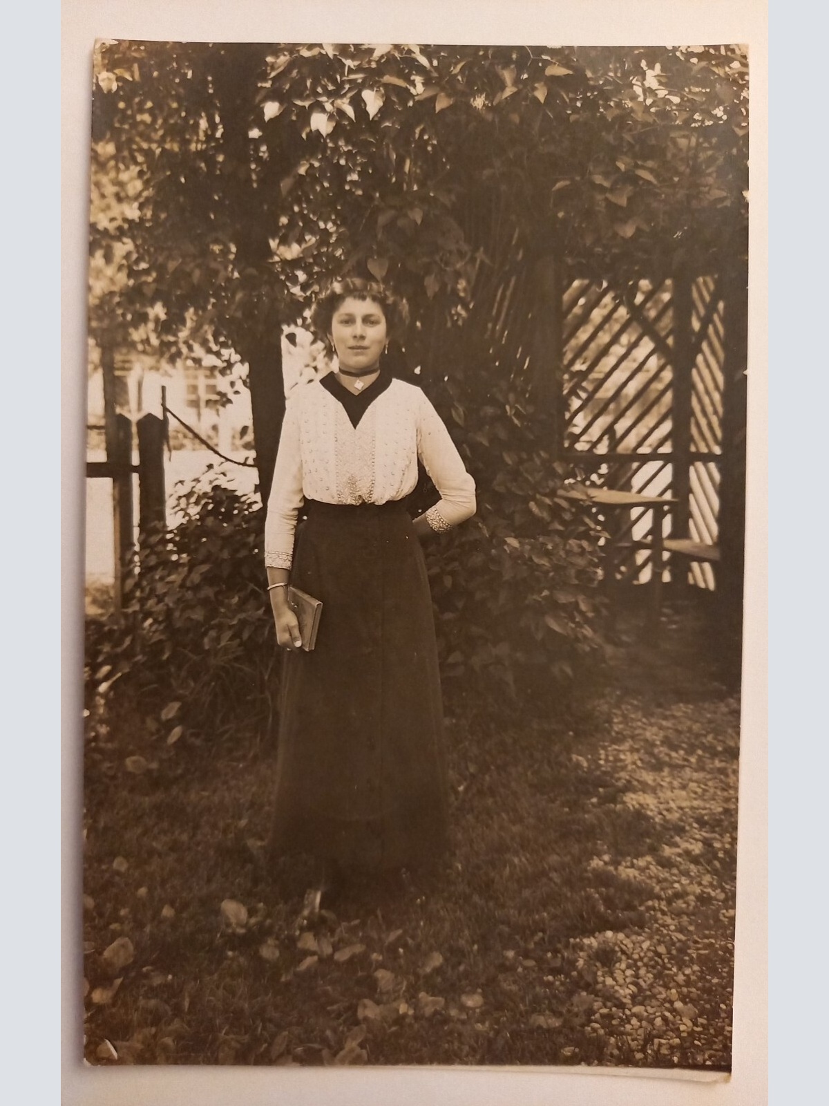 Foto  Frau mit Buch 500141A gr D