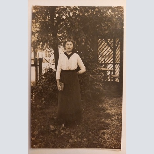 Foto  Frau mit Buch 500141A gr D