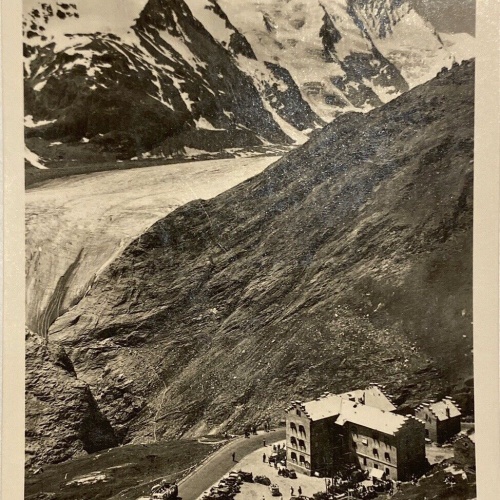 Glöcknerhaus 70028mit Großglockner und Pisterze 70028