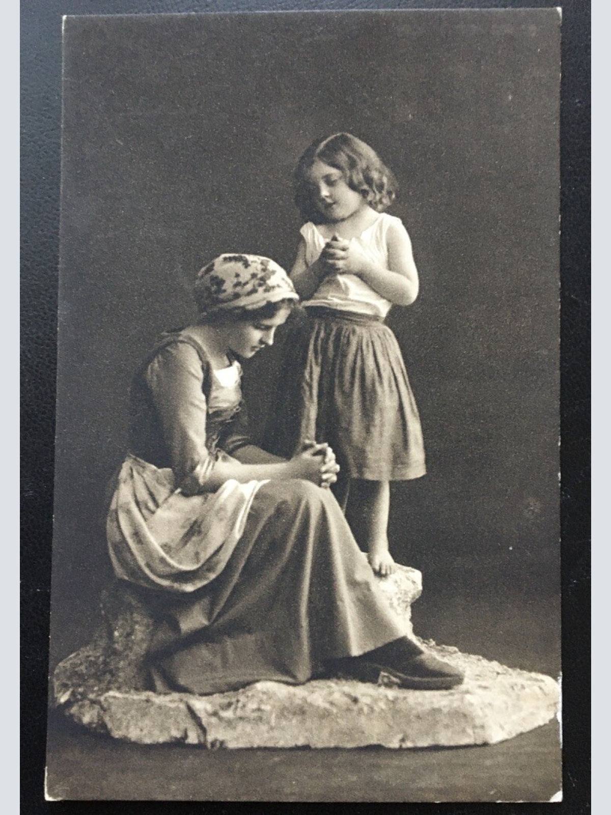 Betende Mutter mit Kind 400381 TH