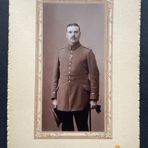 Foto Porträt Soldat Uniform Bart Mütze Janssens Liege ca.10,7x17,4cm 410084 TH