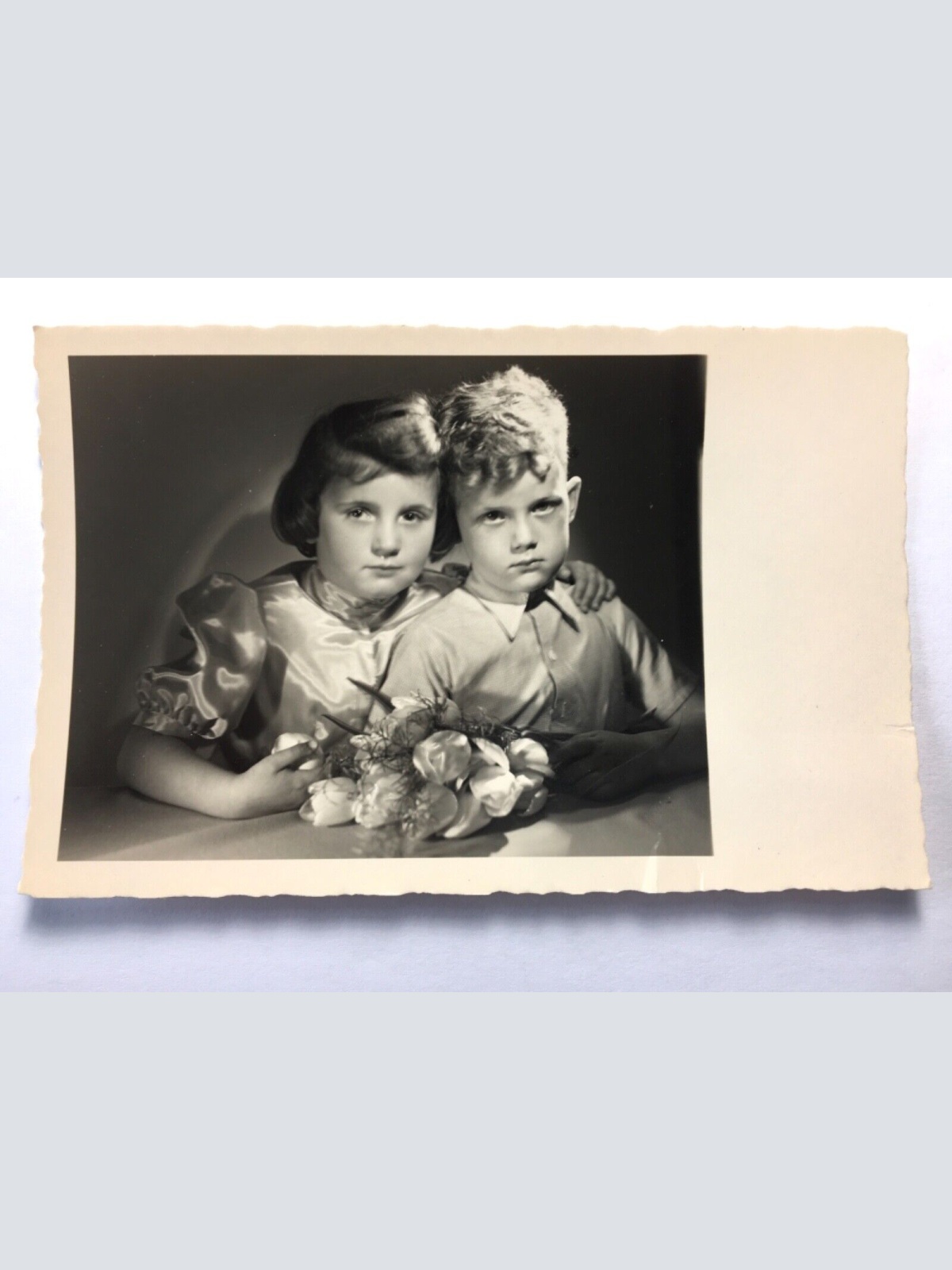 Junge und Mädchen mit Blumenstrauß - Künstlerkarte 30121 TH