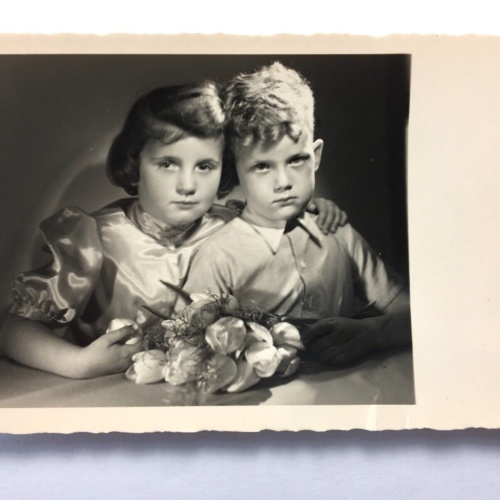 Junge und Mädchen mit Blumenstrauß - Künstlerkarte 30121 TH