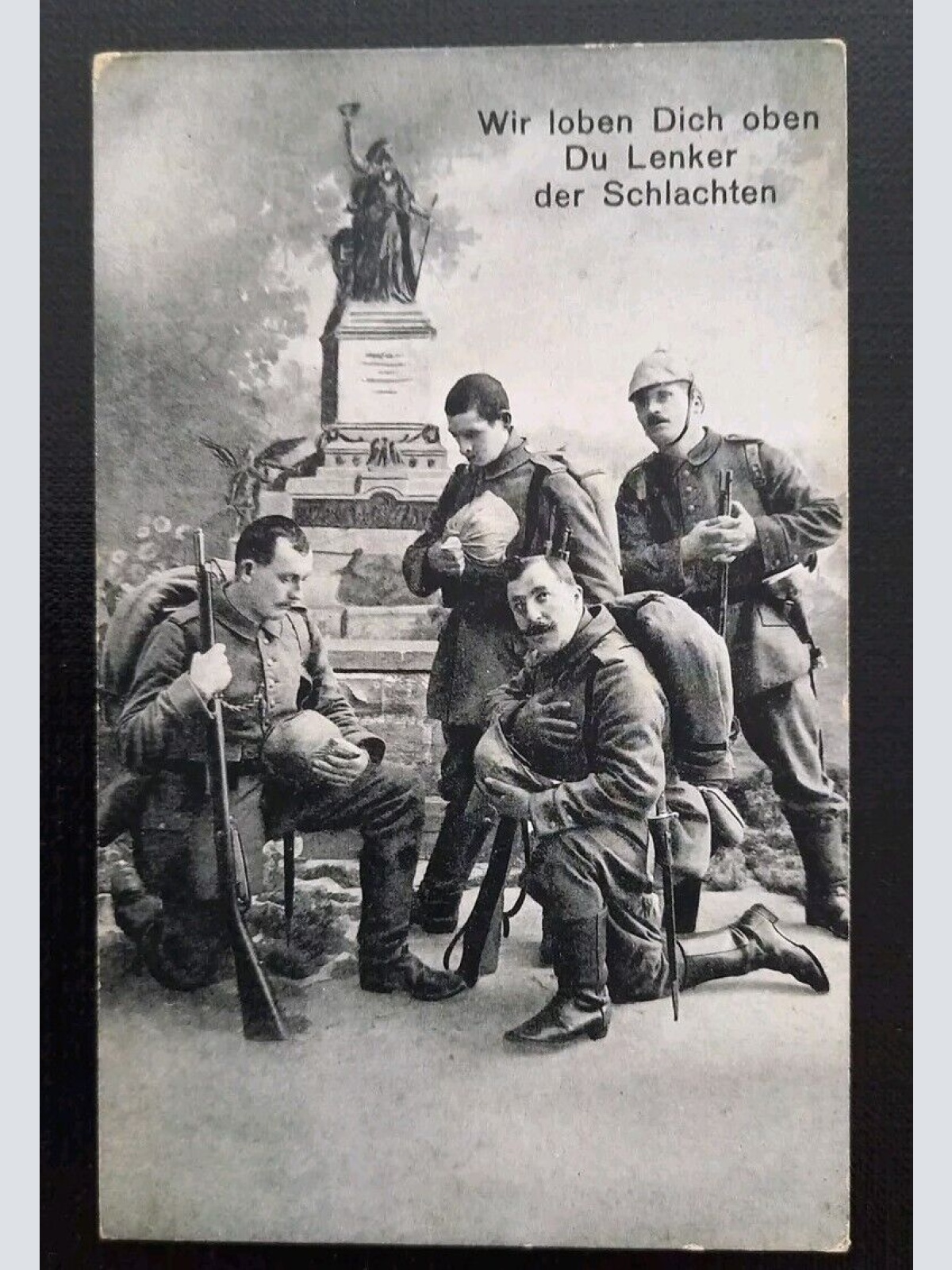 Vier Soldaten Vor E. Denkmal Wir Loben Dich Du Lenker D.Schlachten 410016 H Gr