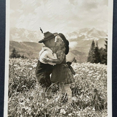 Wie die Alten Kinder Junge Mädchen Kuss Tracht Alm Wiese Berg Gebirge 402637 C